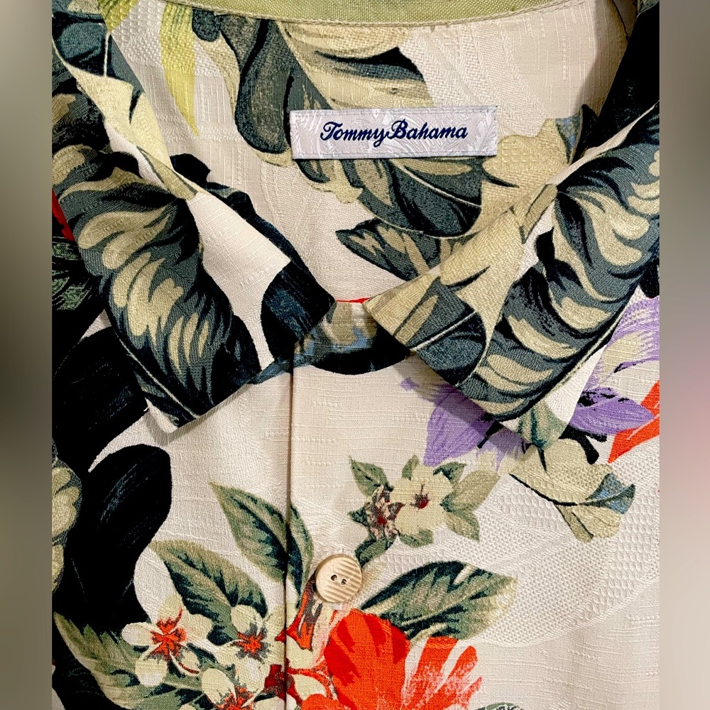 Camp Silk Tommy Bahama  hawaiin floral print 3 XL button down shirt.